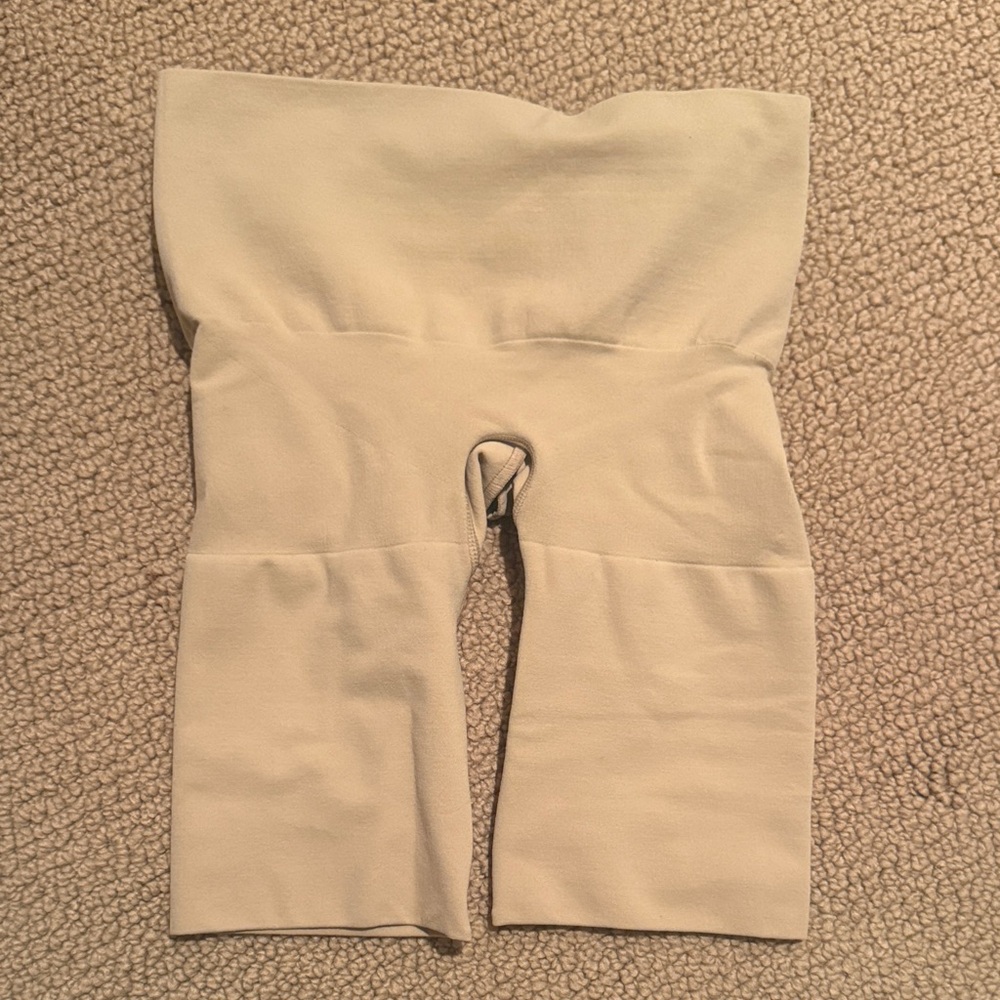 Skims sculpting booty lifting tummy tuck shorts